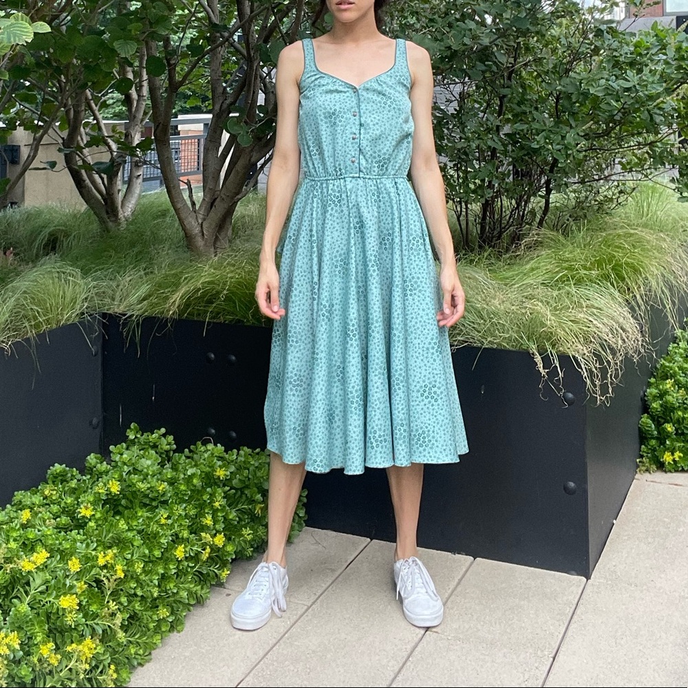 Vintage summer dress

Model is 5’8”, size 2/4
Fits size 0-6